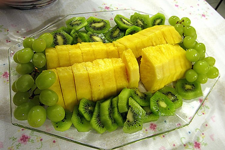 La piña, uvas y el kiwi son bocadillos saludables para fiestas.