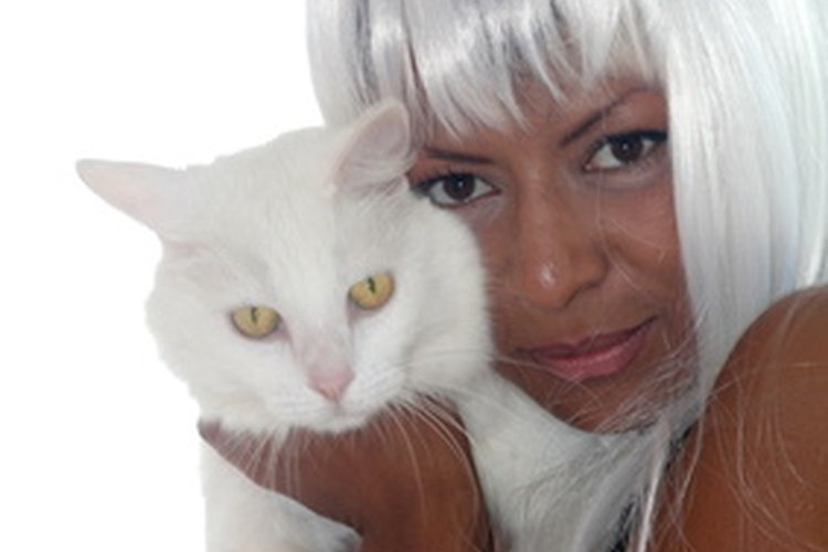 Utiliza las mismas técnicas para deshacerte del vello facial blanco tal como lo haces con el vello oscuro.