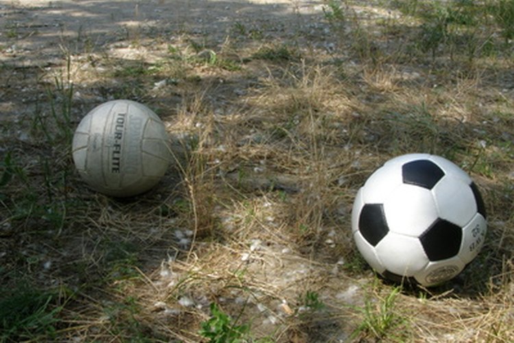 Al igual que un balón de fútbol, el balón de voleibol se puede patear.