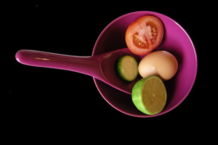 Además, 500 calorías al día pueden conducir a la malnutrición, que tiene una serie de efectos secundarios potencialmente peligrosos y todos sus síntomas.