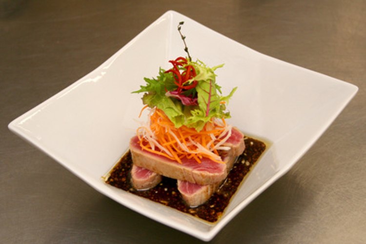 A diferencia del sushi, el sashimi no está enrollado en arroz, que es muy alto en carbohidratos.
