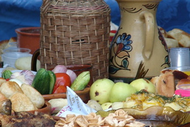 Una dieta equilibrada incluye un montón de alimentos sanos y naturales.