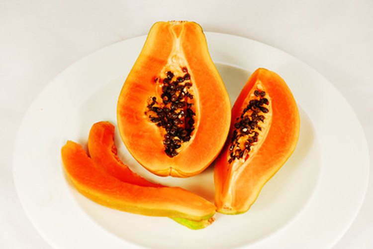 La fibra en la papaya contribuye a la pérdida de peso.