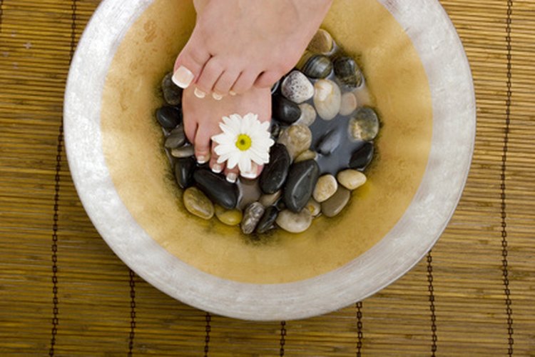 Un baño de pies con sales de Epsom alivia el dolor en los pies.