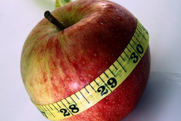 Cuando estás tratando de mantenerte saludable, bajar de peso y ponerte en buena forma, puede ser difícil determinar qué refrigerios son saludables y cuáles no.
