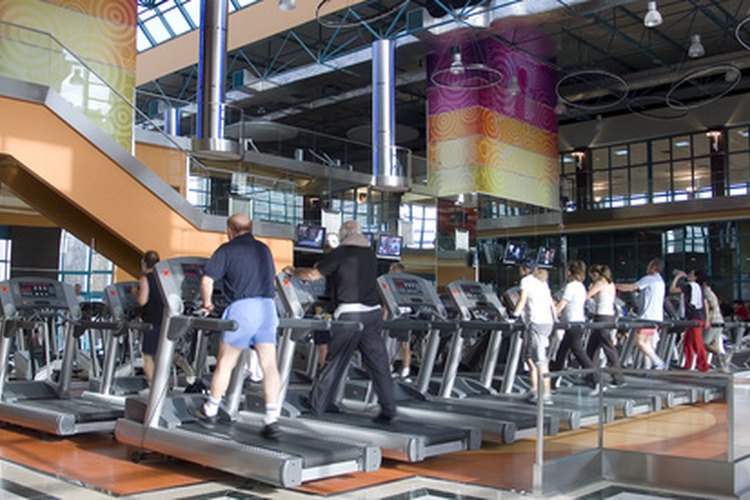 Asiste al gimnasio dos veces al día para quemar calorías adicionales.