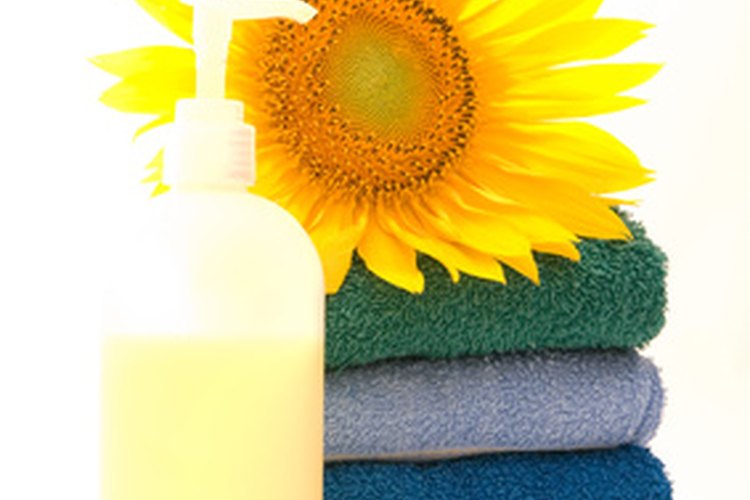 Personaliza tu limpiador facial diario con aceites esenciales que beneficien a tu tipo de piel.
