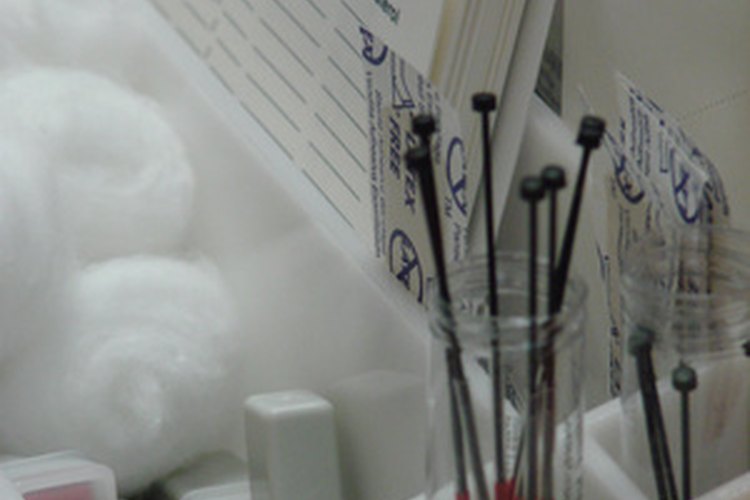 Se utilizan instrumentos para extraer sangre para un análisis de colesterol.