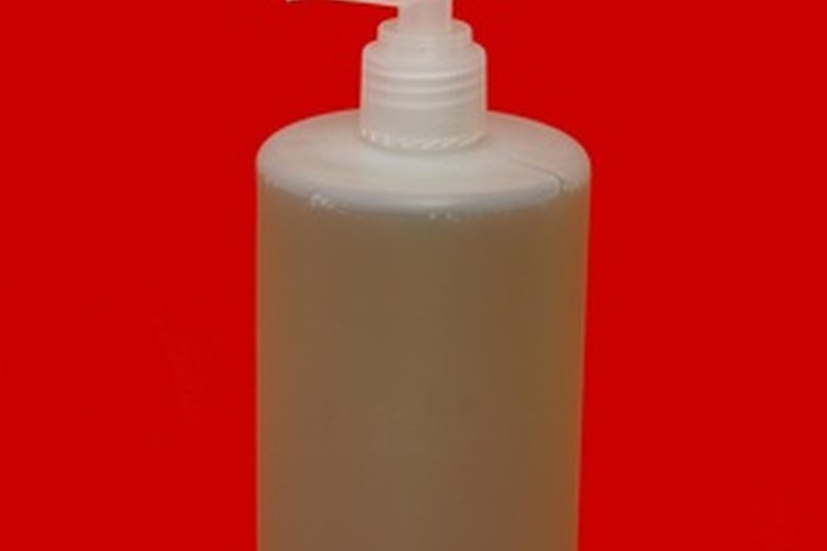Los productos de limpieza facial caseros que contienen hamamelis ayudan a mejorar la piel grasa.