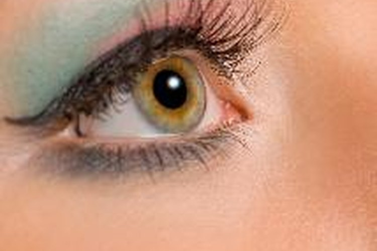 Las pestañas pueden rizarse sin la necesidad de pasar por un tratamiento de belleza.