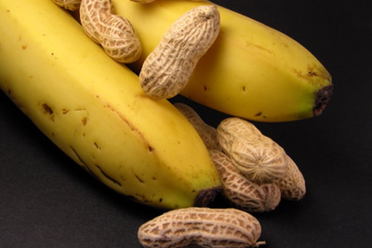 Los cacahuates y los plátanos son alimentos saludables.