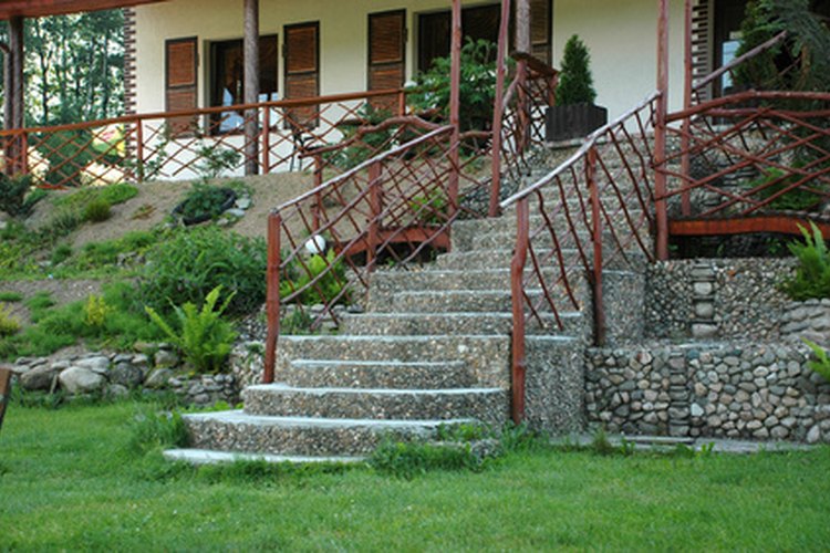 Puedes usar las escaleras en tu casa para realizar ejercicios de soporte de peso.