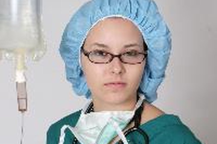 Cuando un paciente requiere de una vía intravenosa para el tratamiento médico, por lo general es trabajo de la enfermera el de insertar la vía intravenosa y administrar el tratamiento ordenado por el médico.