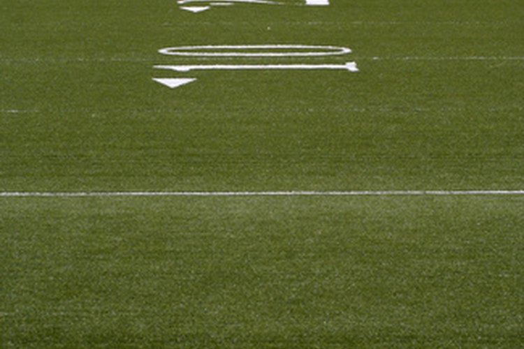 Un campo estándar de fútbol americano con las marcas de las yardas.