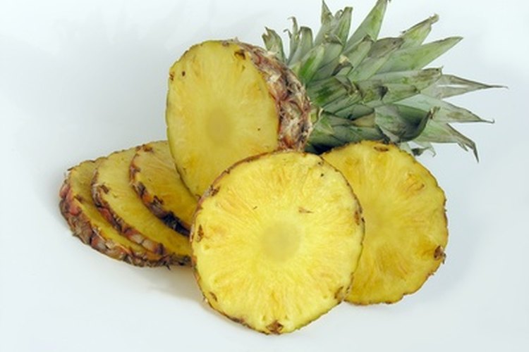 Las piñas son una rica fuente de bromelina.