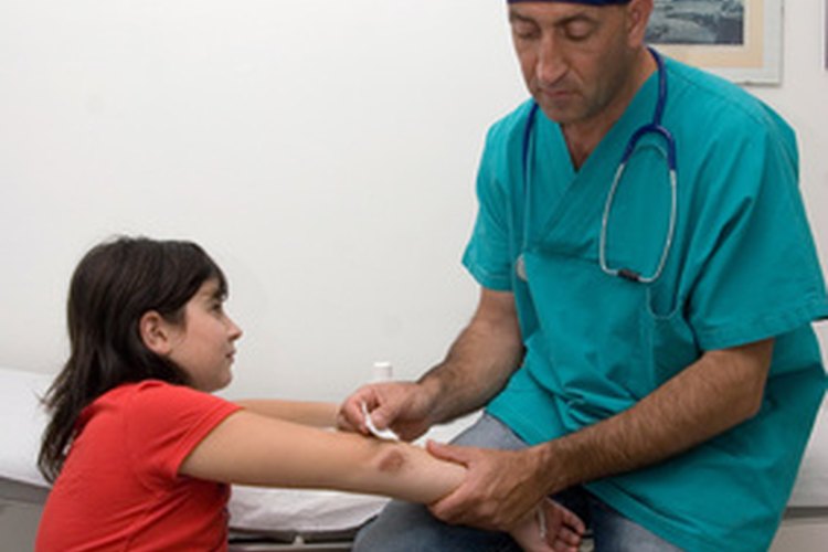 Consulta a un médico si la herida ha progresado hasta el punto de infección para determinar si Polysporin sigue siendo o no el mejor curso de acción.