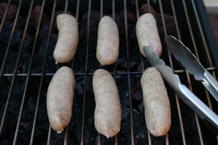 La salmonelosis puede contraerse por comer alimentos contaminados mal cocidos.