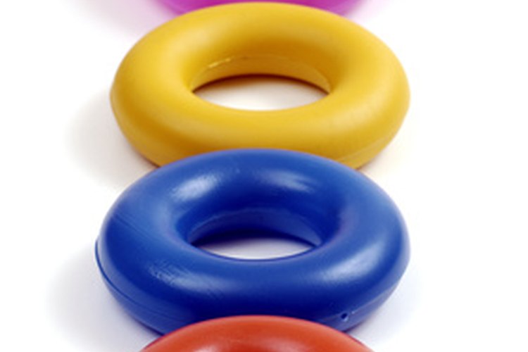 Los aros de plástico se usan en un tipo de juego de lanzamiento de aros.