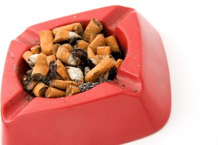 Cuando termines de fumar, apaga el cigarrillo en el cenicero.