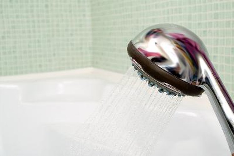 Bañarse a diario es una de las medidas más importantes para evitar un escroto irritado y seco.