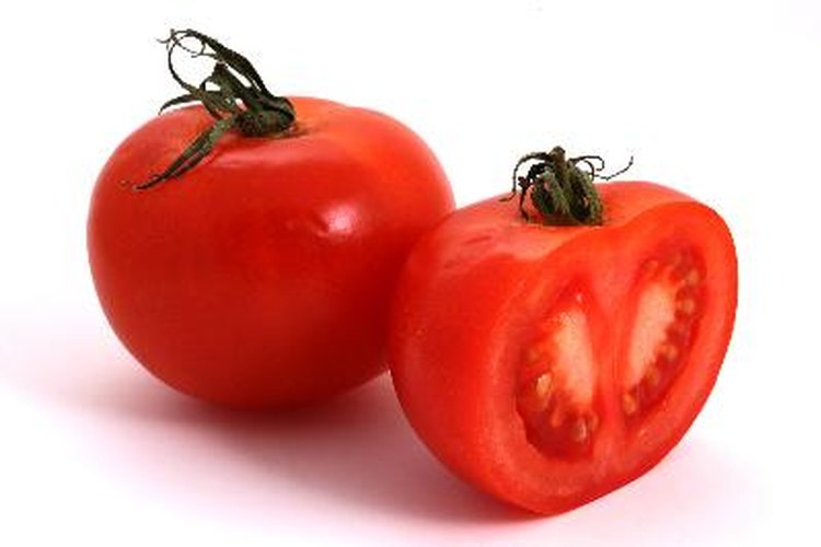 Un tomate maduro medio tiene 1,7 g de fructosa.