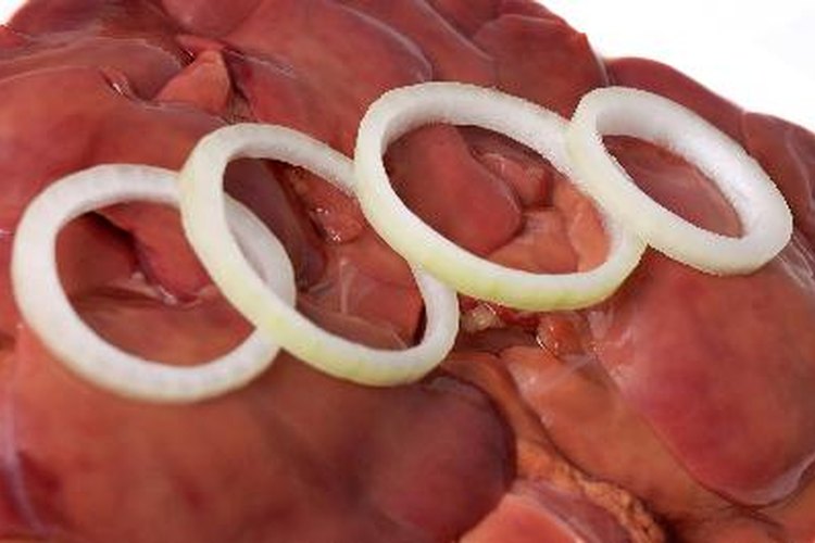 El hígado de res está cargado de nutrientes importantes, pero también de colesterol.