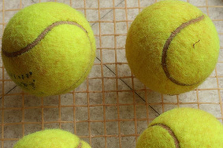 Raqueta y pelotas de tenis.