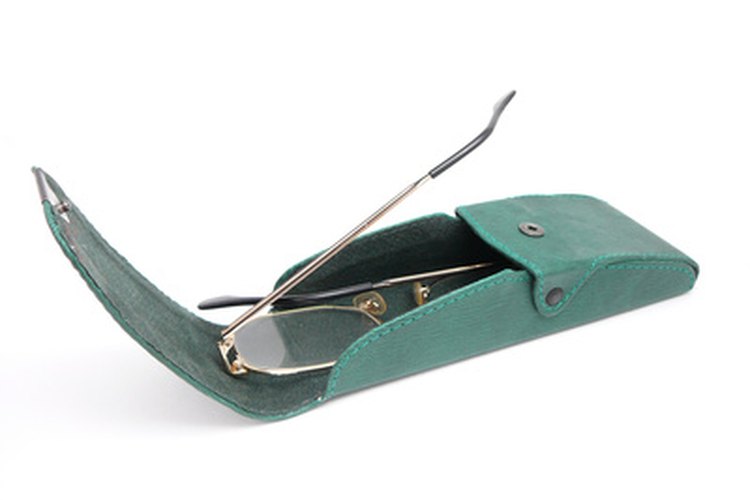 Mantener los lentes en un estuche los protegerá de cualquier daño.