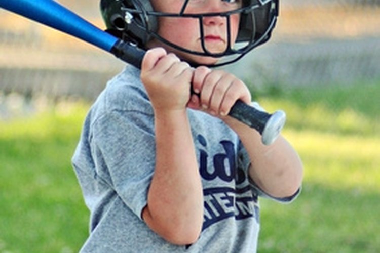 En el golf y el béisbol, los niños pueden beneficiarse de un agarre de diez dedos, pero los golfistas utilizan el agarre superpuesto o entrelazado para obtener mayor potencia en sus tiros.