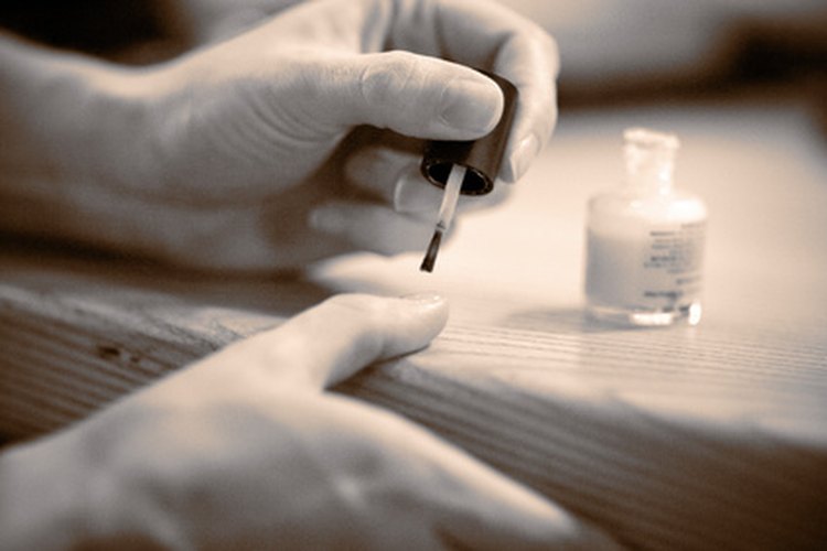 El aceite de cutículas ayuda a reparar las cutículas y uñas secas y agrietadas.