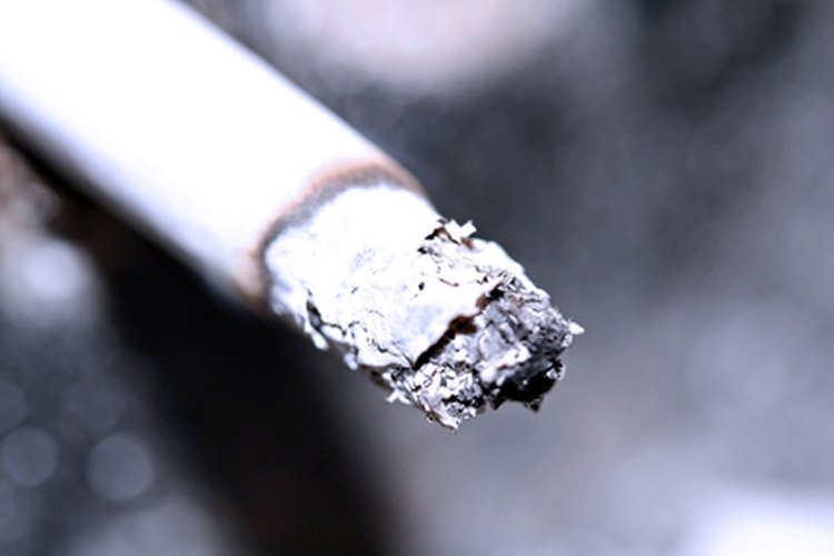 Coloca la ceniza del cigarrillo en el cenicero.