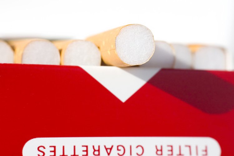 Compra un paquete de cigarrillos.