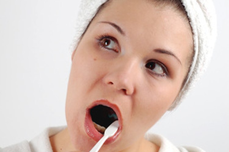 La pasta de bicarbonato es una alternativa natural a los dentífricos comerciales.