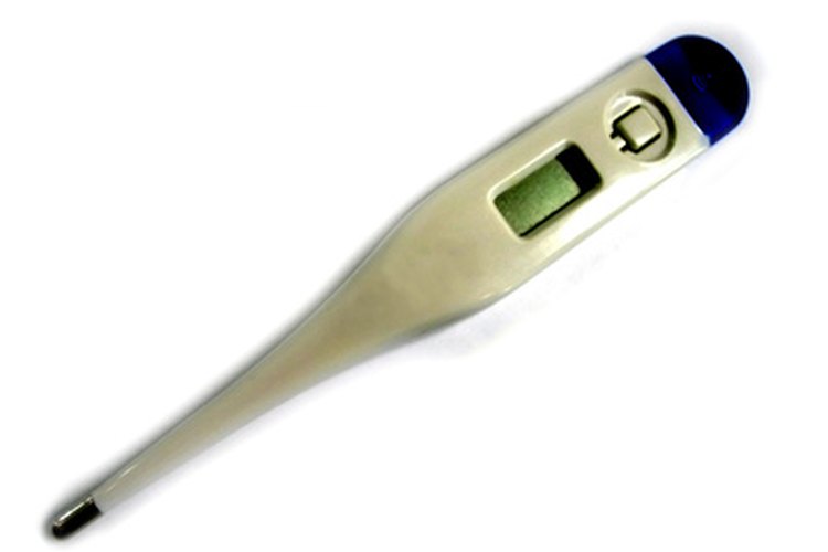 Toma tu temperatura con un termómetro esterilizado.