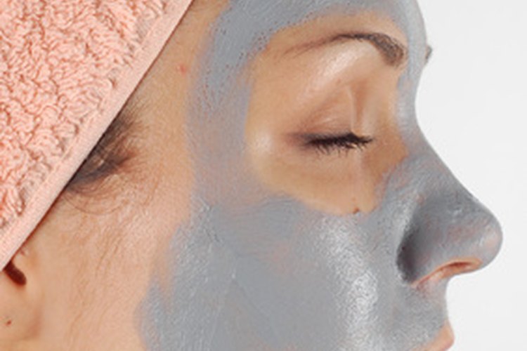 Las máscaras de arcilla bentonita pueden absorber las toxinas debajo de la piel facial.