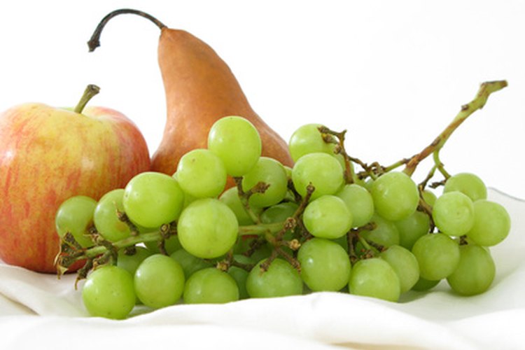 Evita comer ciertas frutas para controlar la candidiasis.