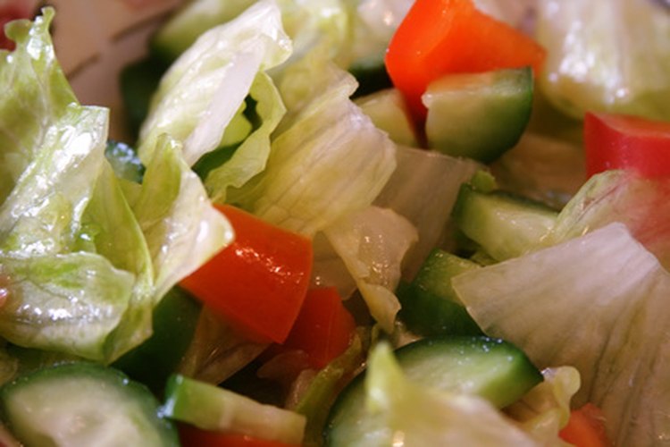 Elige opciones de menús de comidas más saludables como la ensalada y el pollo a la parrilla.