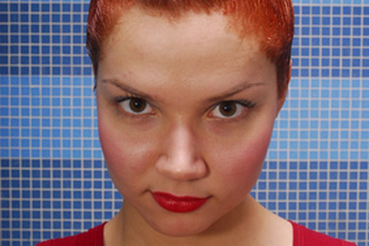 Utiliza elementos comunes caseros para eliminar las manchas de tinte de cabello en la piel.