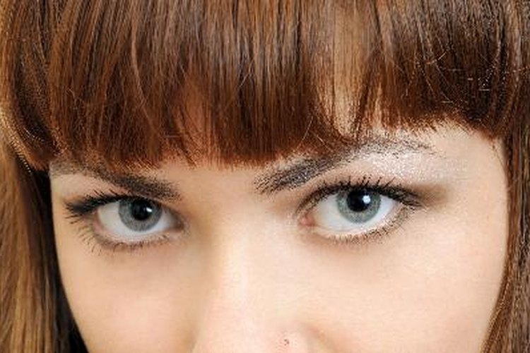 Realza tu cutis con una mirada gris acero.