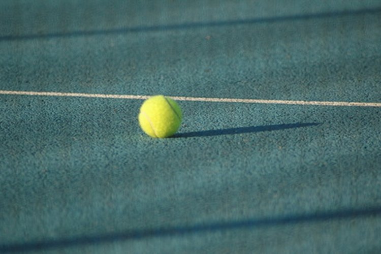 Pelotas de tenis, raquetas y cuerda son las piezas mas importantes del equipo de tenis.