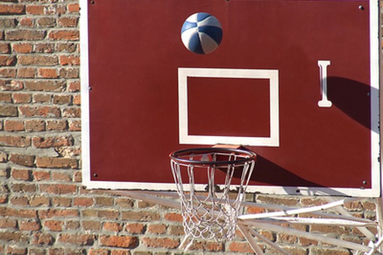 Aprende a jugar basketball comenzando con ejercicios básicos.