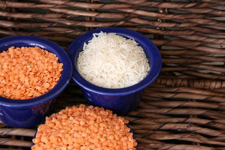 Los nutrientes complementarios en el arroz y las lentejas aportan proteínas, fibra y minerales en la dieta.