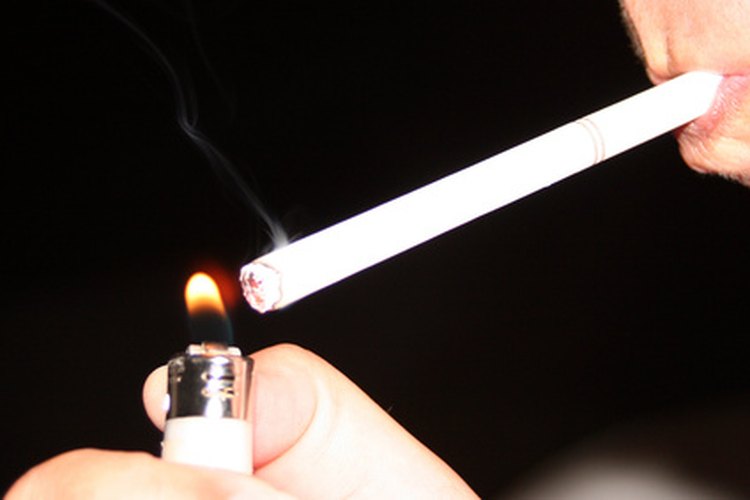 Acerca el encendedor o los fósforos al cigarrillo, manteniéndolo en la boca y aspirando.
