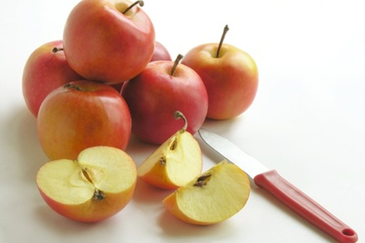 El proceso de oxidación enzimática hace que la pulpa fresca de las manzanas desarrolle manchas de color marrón.
