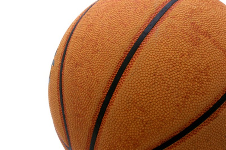 En el baloncesto los sustitutos deben esperar hasta que les hagan la señal para entrar en la cancha.