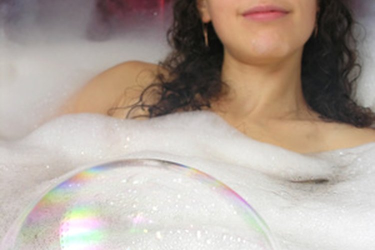 Sumérgete en un baño caliente para aliviar el malestar asociado con las hemorroides.