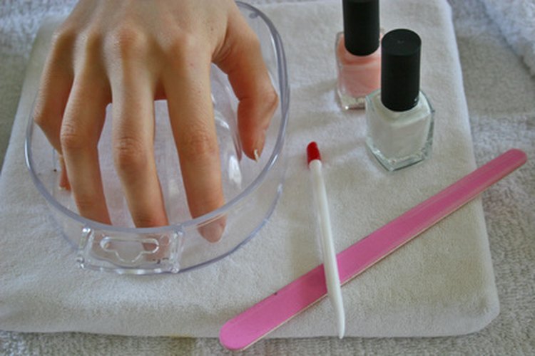 Pruebe remojar las uñas con jugo de limón para blanquear las uñas.