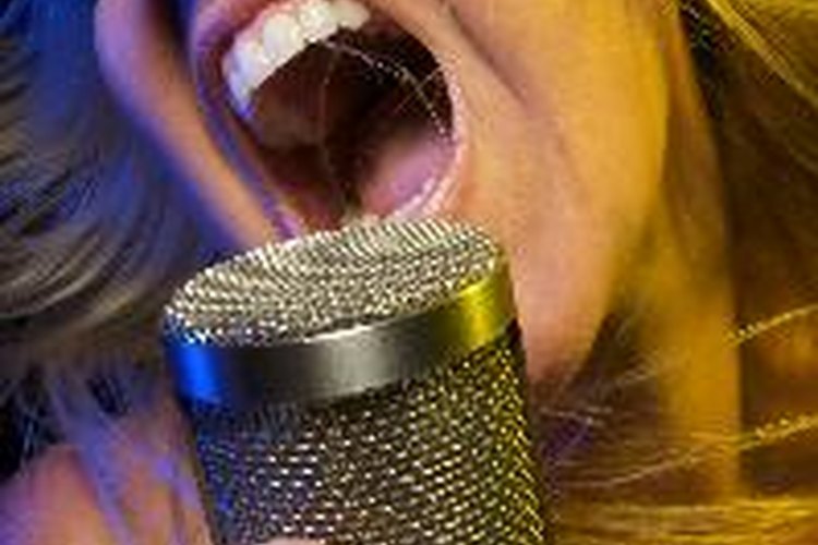 Las cuerdas vocales se tensan cuando las personas utilizan su voz con demasiada frecuencia o hablan en un tono demasiado alto.