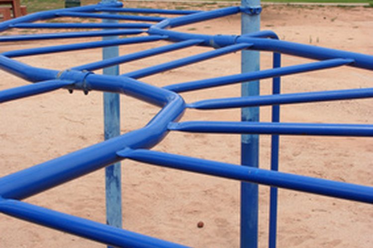 Puedes utilizar el equipo del campo para niños para entrenar al aire libre.