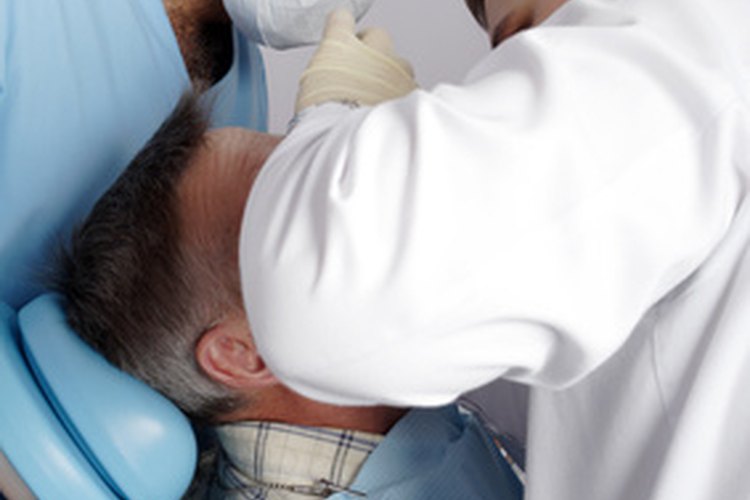 El tratamiento de los dientes flojos requiere una limpieza profunda y posiblemente injertos óseos.